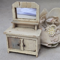 Cremefarvet gammelt patineret toilet møbel med spejl.